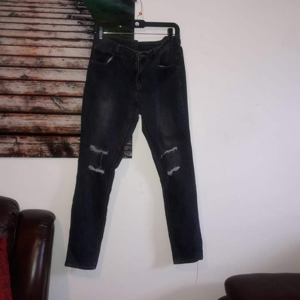 Knee ripped skinny jeans